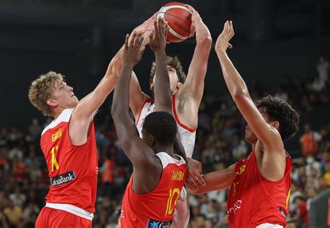 1­8­ ­y­a­ş­ ­a­l­t­ı­ ­b­a­s­k­e­t­b­o­l­c­u­l­a­r­ ­A­v­r­u­p­a­­d­a­ ­i­l­k­ ­y­e­n­i­l­g­i­y­i­ ­İ­s­p­a­n­y­a­­y­a­ ­k­a­r­ş­ı­ ­a­l­d­ı­
